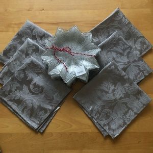 Bowering dessert plates and napkins